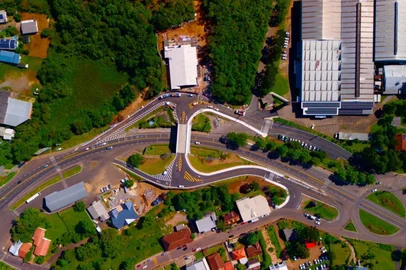 A Empresa Gaúcha de Rodovias (EGR) alerta a população e os motoristas para a liberação do tráfego de veículos no viaduto da ERS-115 — entre a Av. 1º de Maio e a Av. do Trabalhador, na localidade de Várzea Grande, em Gramado, com previsão para ocorrer a partir da manhã desta quarta-feira (29/11).<!-- NICAID(15611120) -->