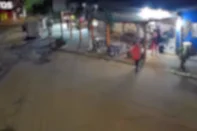 Imagens de câmeras de vigilância flagraram o ataque a tiros que deixou dois mortos e dois feridos no bairro Costa e Silva, na zona norte de Porto Alegre, na madrugada desta sexta-feira (6). O crime ocorreu na Rua Geraldina Batista.<!-- NICAID(16054549) -->