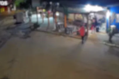 Imagens de câmeras de vigilância flagraram o ataque a tiros que deixou dois mortos e dois feridos no bairro Costa e Silva, na zona norte de Porto Alegre, na madrugada desta sexta-feira (6). O crime ocorreu na Rua Geraldina Batista.<!-- NICAID(16054549) -->