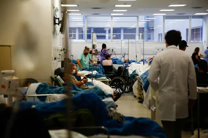 PORTO ALEGRE, RS, BRASIL - 02/04/2024 - Hospital de Clínicas atende com emergência super lotada. FOTO: JONATHAN HECKLER, AGÊNCIA RBS<!-- NICAID(15722871) -->