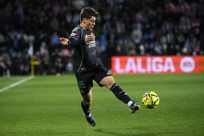 Real Madrid's Turkish midfielder #15 Arda Guler controls the ball during the Spanish league football match between Celta Vigo and Real Madrid CF at the Balaidos Stadium in Vigo on March 6, 2026. (Photo by Miguel RIOPA / AFP)Editoria: SPOLocal: VigoIndexador: MIGUEL RIOPASecao: soccerFonte: AFPFotógrafo: STR<!-- NICAID(16251076) -->