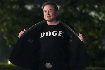 (FILES) Elon Musk shows off a shirt that says "DOGE" as he walks on the South Lawn of the white House after stepping off Marine One upon arrival to the White House in Washington, DC on March 9, 2025. Billionaire Elon Musk on May 28, 2025 said he was leaving his position within the US government after leading the so-called Department of Government Efficiency in a controversial effort to slash federal spending. "As my scheduled time as a Special Government Employee comes to an end, I would like to thank President Donald Trump for the opportunity to reduce wasteful spending," he wrote on his social media platform X. (Photo by Oliver Contreras / AFP)Editoria: POLLocal: WashingtonIndexador: OLIVER CONTRERASSecao: politics (general)Fonte: AFPFotógrafo: STF<!-- NICAID(16048517) -->