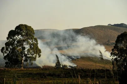 SÃO FRANCISCO DO SUL, RS, BRASIL, 04/09/2017. Queimadas são comuns ao longo da Rota do Sol. Ensaio para contracapa fotográfica temática. (Diogo Sallaberry/Agência RBS)
