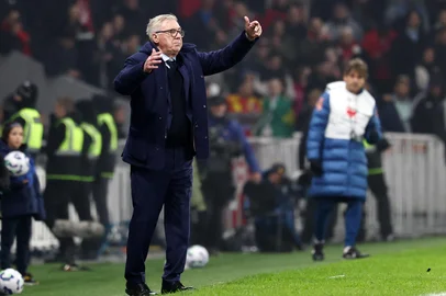 FRANCK FIFE / AFP Brazil's Italian coach Carlo Ancelotti gestures from the technical area during the International friendly football match between Brazil and Tunisia at Stade Pierre-Mauroy, in Villeneuve-d'Ascq, northern France, on November 18, 2025. (Photo by FRANCK FIFE / AFP)Editoria: SPOLocal: Villeneuve-d'AscqIndexador: FRANCK FIFESecao: soccerFonte: AFPFotógrafo: STF<!-- NICAID(16169815) -->