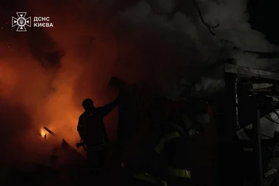 This handout photograph taken by Ukrainian State Emergency Service and released on February 23, 2025, shows firefighters working to extinguish a fire at the site following a massive drone attack, in Kyiv, amid the Russian invasion of Ukraine. (Photo by Handout / UKRAINIAN EMERGENCY SERVICE / AFP) / RESTRICTED TO EDITORIAL USE - MANDATORY CREDIT "AFP PHOTO / UKRAINIAN EMERGENCY SERVICE" - NO MARKETING NO ADVERTISING CAMPAIGNS - DISTRIBUTED AS A SERVICE TO CLIENTSEditoria: WARLocal: KyivIndexador: HANDOUTSecao: warFonte: UKRAINIAN EMERGENCY SERVICEFotógrafo: Handout<!-- NICAID(15982217) -->