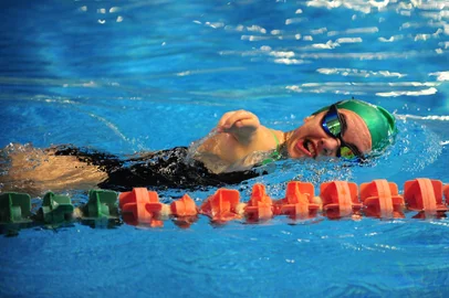 CAXIAS DO SUL, RS, BRASIL, 11/10/2022. Larissa Rodrigues, 17 anos, do município de Ipê, é atleta paralímpica de natação classe S3. Para a série de matérias do paradesporto na região(Porthus Junior/Agência RBS)Indexador:                                 <!-- NICAID(15233258) -->