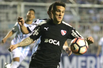 Gervasio Nunez (back) of Atletico Tucuman disputes the ball with Fabricio Bustos (front) of Independiente in their Copa Sudamericana 2017 match in the Jose Fierro stadium in Tucuman, Argentina on August 22, 2017. (Photo by Walter Monteros / AFP)Editoria: SPOLocal: TucumánIndexador: WALTER MONTEROSSecao: soccerFonte: AFPFotógrafo: STR<!-- NICAID(14997727) -->