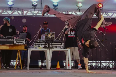 A Fluência Casa Hip Hop, de Caxias do Sul, está em busca de apoiadores da iniciativa privada para realizar uma intervenção artística na Praça Dante Alighieri, prevista para o mês de novembro. Seguindo o formato de “festa na rua”, típico da Cultura Hip Hop, a ação tem por objetivo compartilhar saberes da periferia com o centro da cidade. A programação prevê discotecagem ao vivo com DJ Hood, rodas de dança (conhecidas como cyphers), participação dos alunos de oficinas gratuitas da Fluência, prática de Graffiti e espaço aberto para intervenções do público, com apresentação do MC Chapahall.<!-- NICAID(15478936) -->