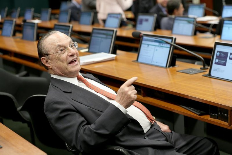 Brasília - Deputado Paulo Maluf durante reunião da CCJ da Câmara. Nesta terça-feira, a Primeira Turma do STF manteve a condenação do parlamentar. A defesa de Maluf vai recorrer ao plenário do STF contra a decisão (Wilson Dias/Agência Brasil. Wilson Dias/Agência Brasil<!-- NICAID(13704401) -->