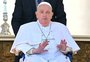 Em cadeira de rodas, papa Francisco faz primeira aparição após voltar ao Vaticano