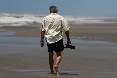 IMBE, RS, BRASIL, 19/01/2026: Mar com ressaca e vento. Na praia de Santa Terezinha, em Imbé, veranistas caminham a beira mar e jogam bocha. Fotos: Duda Fortes/Agencia RBS<!-- NICAID(16206530) -->
