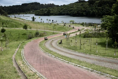 CAXIAS DO SUL, RS, BRASIL, 06/12/2024.  Prefeitura de Caxias está contratando sinalização para quatro roteiros turísticos novos na área urbana e no interior. Três deles são de cicloturismo, aproveitando o fluxo de ciclistas que já é registrado atualmente na cidade. Na foto, ciclovia no Ecoparque. (Bruno Todeschini/Agência RBS)Indexador: Bruno Todeschini<!-- NICAID(15930106) -->