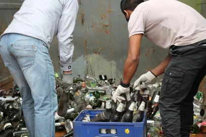Ainda que o vidro seja um dos materiais mais amigos do meio ambiente, ele aparece tímido entre os tipos mais reciclados no país. Por isso, além de utilizar fontes renováveis para produção energética e reaproveitar 100% da água utilizada em todos os processos produtivos, a Modelo Vidros, de Garibaldi, também atua em projetos que incentivam a reciclagem.Entre as iniciativas está o projeto Dê Vida ao Vidro. Criado em 2019, ele surgiu para promover a consciência socioambiental. Na prática, a equipe da Modelo Vidros promove ações de recolhimento e disponibiliza pontos fixos para o descarte correto desse material. As mais de 16 mil toneladas de vidro arrecadadas no projeto, desde 2019, foram encaminhadas para a empresa Vidrofix. <!-- NICAID(15461019) -->