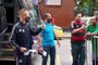 14/09/2021 - RIO DE JANEIRO, RJ - Rafinha, lateral do Grêmio, conversando com torcedores na chegada ao hotel. FOTO: André Silva / Agência RBS<!-- NICAID(14889286) -->