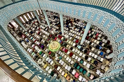 Muslim devotees offer Eid al-Adha prayers at the Baitul Mukarram National Mosque in Dhaka on June 7, 2025. (Photo by Munir UZ ZAMAN / AFP)Editoria: RELLocal: DhakaIndexador: MUNIR UZ ZAMANSecao: islamFonte: AFPFotógrafo: STR<!-- NICAID(16059366) -->