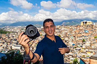 Na próxima terça-feira, 27 de junho, o fotógrafo Bruno Itan chega a Caxias para mais uma etapa do projeto Mosaico na Quebrada no Jardelino Ramos. Itan atua na comunidade do Complexo do Alemão, no Rio de Janeiro, com um registro particularmente especial das periferias e favelas cariocas: busca a sensibilidade e a beleza das pessoas e dos lugares que são fronteira de instabilidades sociais como a violência do tráfico. Por sua importância e relevância, o trabalho dele tem projeção nacional e internacional.Na foto, Bruno Itan<!-- NICAID(15462664) -->