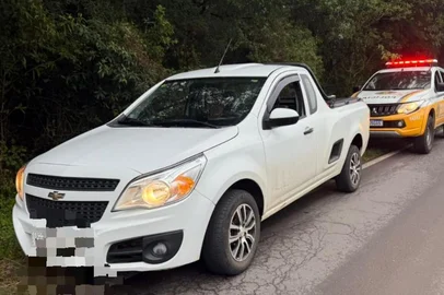 Policiais do Comando Rodoviário da Brigada Militar em Farroupilha,  prenderam, nessa tarde - 05/06/2025,  um Sr de 71 anos, conduzindo embriagado um veículo Montana, na RSC 453, km 114, próximo ao o com a ERS 448, quando esse tentou forçar uma ultraagem entre veículos e em local proibido. A ultraagem em local proibido, é considerado um dos principais fatores de sinistros graves, agregando maior risco quando somado a embriaguez ao volante. <!-- NICAID(16053441) -->