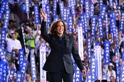 Democratic National Convention - Day 4US Vice President and 2024 Democratic presidential candidate Kamala Harris waves as she arrives to speak on the fourth and last day of the Democratic National Convention (DNC) at the United Center in Chicago, Illinois, on August 22, 2024. Vice President Kamala Harris formally accepted the partys nomination for president today at the DNC which ran from August 19-22 in Chicago. (Photo by Robyn Beck / AFP)Editoria: POLLocal: ChicagoIndexador: ROBYN BECKSecao: electionFonte: AFPFotógrafo: STF<!-- NICAID(15847887) -->