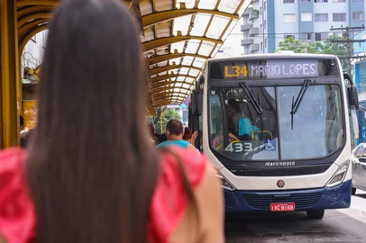CAXIAS DO SUL, RS, BRASIL, 18/12/2023. Prefeitura de Caxias congela tarifa de ônibus em cartão, mas aumenta para quem paga em dinheiro. Município propõe criação de novo subsídio para manter a tarifa no cartão em R$ 4,90. (Neimar De Cesero/Agência RBS)Indexador: NEIMAR DE CESERO<!-- NICAID(15629308) -->
