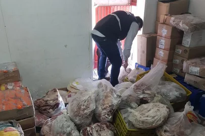 Mais de duas toneladas de alimentos impróprios para consumo foram apreendidas em três estabelecimentos fiscalizados durante operação realizada nesta quarta-feira (31) em Bom Jesus.<!-- NICAID(15193126) -->