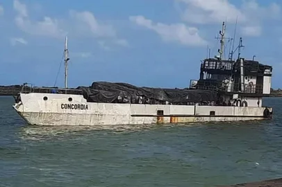 Navio de carga naufragou no litoral pernambucano<!-- NICAID(15868294) -->