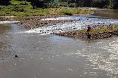 Morador de Caxias do Sul, jovem da República Dominicana morre afogado no Rio Caí, em Vale Real.<!-- NICAID(15989170) -->