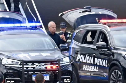Counselor of the Rio de Janeiro Court of Audit Domingos Brazao walks down a Federal Police aircraft upon arrival in Brasilia on March 24, 2024, after being arrested in Rio de Janeiro, Brazil. . Brazilian police on Sunday arrested the alleged masterminds of the 2018 murder of Rio de Janeiro councillor Marielle Franco, potentially shedding new light on a killing that triggered an outcry in Brazil and beyond. (Photo by EVARISTO SA / AFP)Editoria: CLJLocal: BrasíliaIndexador: EVARISTO SASecao: policeFonte: AFPFotógrafo: STF<!-- NICAID(15714769) -->