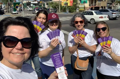 Grupo Mulheres do Brasil realiza distribuição do violentômetro. Ação de conscientização. Ação de combate a violência contra a mulher. Agosto Lilás em Caxias do Sul; Agosto Lilás 2022 <!-- NICAID(15189477) -->