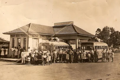 Reprodução / Acervo da Fundação Museu Antropológico Caldas Júnior Antigo restaurante Boas-Vindas, paradouro dos ônibus na Estrada Velha, em Santo Antônio da Patrulha<!-- NICAID(15177817) -->