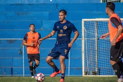 Enzo Costa, filho de Fernandão, pela Aparecidense<!-- NICAID(16088124) -->