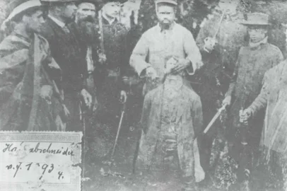 Degolador (provavelmente Adão Latorre) em ação, em 1893.#PÁGINA:46#EDIÇÃO:2ª#NÃO VEIO Fonte: Acervo Casa da Memória Fotógrafo: Acervo Casa da Memória Data Evento: 00/00/1893<!-- NICAID(1485684) -->