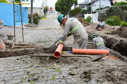 O Serviço Autônomo Municipal de Água e Esgoto (Samae) terá quatro frentes de trabalho neste final de semana, por meio das empresas terceirizadas que executam as redes de esgotamento sanitário em Caxias do Sul. As equipes atuarão nos bairros Madureira, Panazzolo, Universitário e Cruzeiro. Confira a seguir o cronograma de obras.<!-- NICAID(16029126) -->