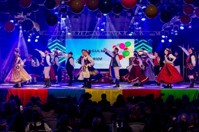 A emoção marcou os últimos momentos do 50º Festival Internacional de Folclore de Nova Petrópolis. O maior evento cultural do Município teve encerramento neste domingo, 30 de julho, com público estimado em mais de 200 mil pessoas. Nas redes sociais do Festival, o público alcançado foi superior a 2 milhões de usuários.<!-- NICAID(15496548) -->