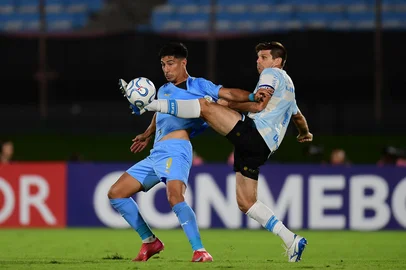 Montevideo City Torque's forward #09 Salomon Rodriguez and Gremio's Argentine defender #04 Walter Kannemann fight for the ball during the Copa Sudamericana group stage football match between Uruguay's Montevideo City Torque and Brazil's Gremio at the Centenario stadium in Montevideo on April 8, 2026. (Photo by Dante FERNANDEZ / AFP)Editoria: SPOLocal: MontevideoIndexador: DANTE FERNANDEZSecao: soccerFonte: AFPFotógrafo: STR<!-- NICAID(16261804) -->