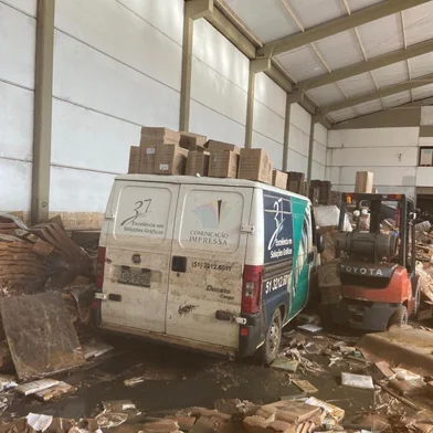 Um levantamento do Sindicato da Indústria Gráfica no Rio Grande do Sul (Singraf) estima que 45 empresas do setor foram afetadas pelo alagamento no Estado. A maioria delas na zona norte de Porto Alegre que é um polo de negócios da área, segundo o vice-presidente do Sindigraf, José Mazzarolo.Ainda não há um dado projetado do prejuízo, pois muitas sequer puderam ser acessadas já que ainda há água impedindo. E mesmo quem pôde voltar não conseguiu retomar a operação, o que agrava a situação.<!-- NICAID(15770422) -->
