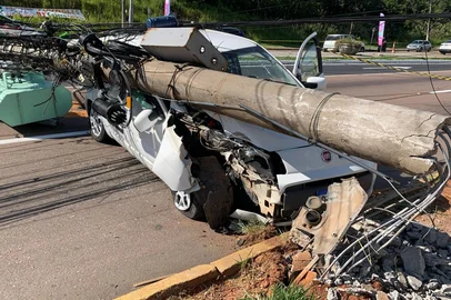 Carro colidiu com poste na Avenida Flores da Cunha, em Cachoeirinha.<!-- NICAID(16243496) -->