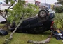 Carro é encontrado capotado em canteiro central em Pelotas