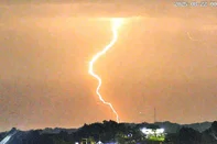 Região Metropolitana tem média de quase cinco raios por minuto na madrugada desta sexta; veja vídeo<!-- NICAID(16107432) -->