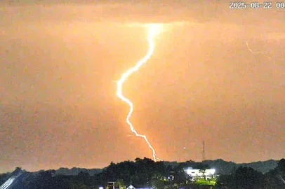 Região Metropolitana tem média de quase cinco raios por minuto na madrugada desta sexta; veja vídeo<!-- NICAID(16107432) -->