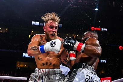 LYouTube personality Jake Paul (L) and former UFC welterweight champion Tyron Woodley fight at the Amalie Arena in Tampa, Florida, on December 18, 2021. (Photo by CHANDAN KHANNA / AFP)Editoria: SPOLocal: TampaIndexador: CHANDAN KHANNASecao: boxingFonte: AFPFotógrafo: STF<!-- NICAID(15691120) -->