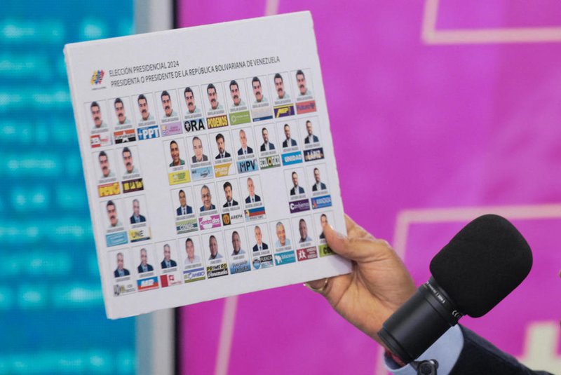 This handout picture released by the Venezuelan Presidency shows Venezuela's President Nicolas Maduro showing a ballot sheet during a television program in Caracas, on April 22, 2024. (Photo by Zurimar CAMPOS / Venezuelan Presidency / AFP) / RESTRICTED TO EDITORIAL USE - MANDATORY CREDIT "AFP PHOTO / VENEZUELAN PRESIDENCY / ZURIMAR CAMPOS" - NO MARKETING NO ADVERTISING CAMPAIGNS - DISTRIBUTED AS A SERVICE TO CLIENTSEditoria: POLLocal: CaracasIndexador: ZURIMAR CAMPOSSecao: electionFonte: Venezuelan PresidencyFotógrafo: Handout<!-- NICAID(15743658) -->