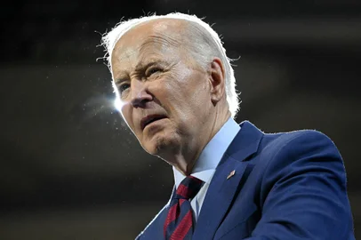 US President Joe Biden drops out of 2024 White House race(FILES) US President Joe Biden speaks about his Investing in America agenda at the Wilmington Convention Center in Wilmington, North Carolina, on May 2, 2024. US President Joe Biden announced July 21, 2024 that he is dropping out of his reelection battle with Donald Trump, in a historic move that plunges the already turbulent 2024 White House race into uncharted territory. Biden also said he was endorsing Vice President Kamala Harris as the Democratic nominee for the 2024 election after he dropped out of the race. (Photo by Mandel NGAN / AFP)Editoria: POLLocal: WilmingtonIndexador: MANDEL NGANSecao: economy (general)Fonte: AFPFotógrafo: STF<!-- NICAID(15819516) -->