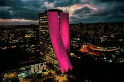 CAFF é iluminado em alusão ao Outubro Rosa<!-- NICAID(15882743) -->