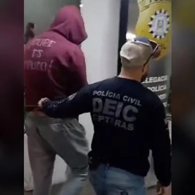 Preso em Bombinhas, em Santa Catarina, por suspeita de ser o mentor da loja virtual Tá Di Zueira que lesou mais de 370 pessoas em parceria com o influenciador digital Nego Di, Anderson Boneti possui no histórico um crime virtual que lesou uma empresa multinacional em mais de R$ 30 milhões<!-- NICAID(15820826) -->