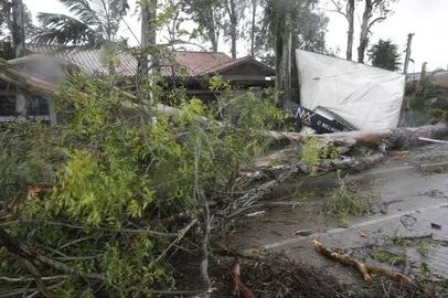 13/07/2023 - RIO GRANDE, RS - Fortes temporais, causados pela formação de um ciclone extratropical no Estado, deixam cidades com diversos transtornos. Em Rio Grande, na Região Sul, por exemplo, destelhamento de casas, quedas de árvores e postes de luz, e até uma morte foram registradas durante a passagem do fenômeno climático. FOTO: Charles Guerra, Especial<!-- NICAID(15482096) -->