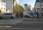 Carro invade calçada após colisão no centro de Caxias do Sul
