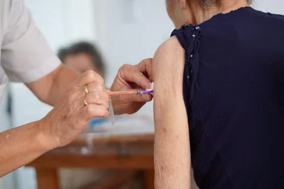 Aplicação vacina bivalente em idosos 70+ em Passo Fundo<!-- NICAID(15360530) -->