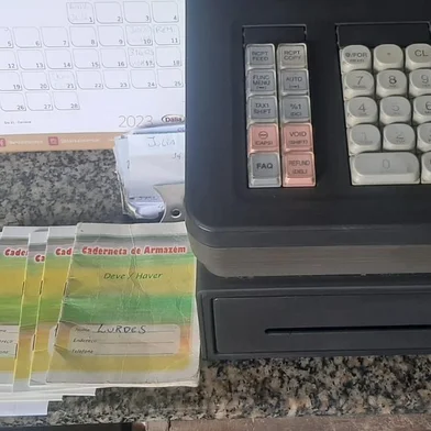 Caderninho de fiado do Mini Mercado Verissimo, de Cachoeirinha, ainda usado em 2023.<!-- NICAID(15358580) -->