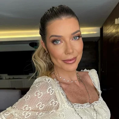 Luiza Possi<!-- NICAID(15901265) -->