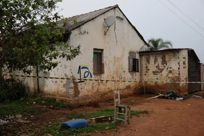 Arroio dos Ratos, RS, Brasil, 23-09-2024: Quatro pessoas foram mortas a tiros na madrugada de domingo (22) em uma casa do bairro Santa Bárbara, em Arroio dos Ratos, na Região Carbonífera. O crime é investigado como execução ligada à disputa por territórios por organizações criminosas. Foto: Mateus Bruxel / Agência RBSIndexador: MATEUS BRUXEL<!-- NICAID(15873560) -->